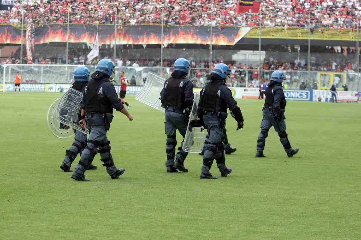 Calcio in Perù: polizia in campo