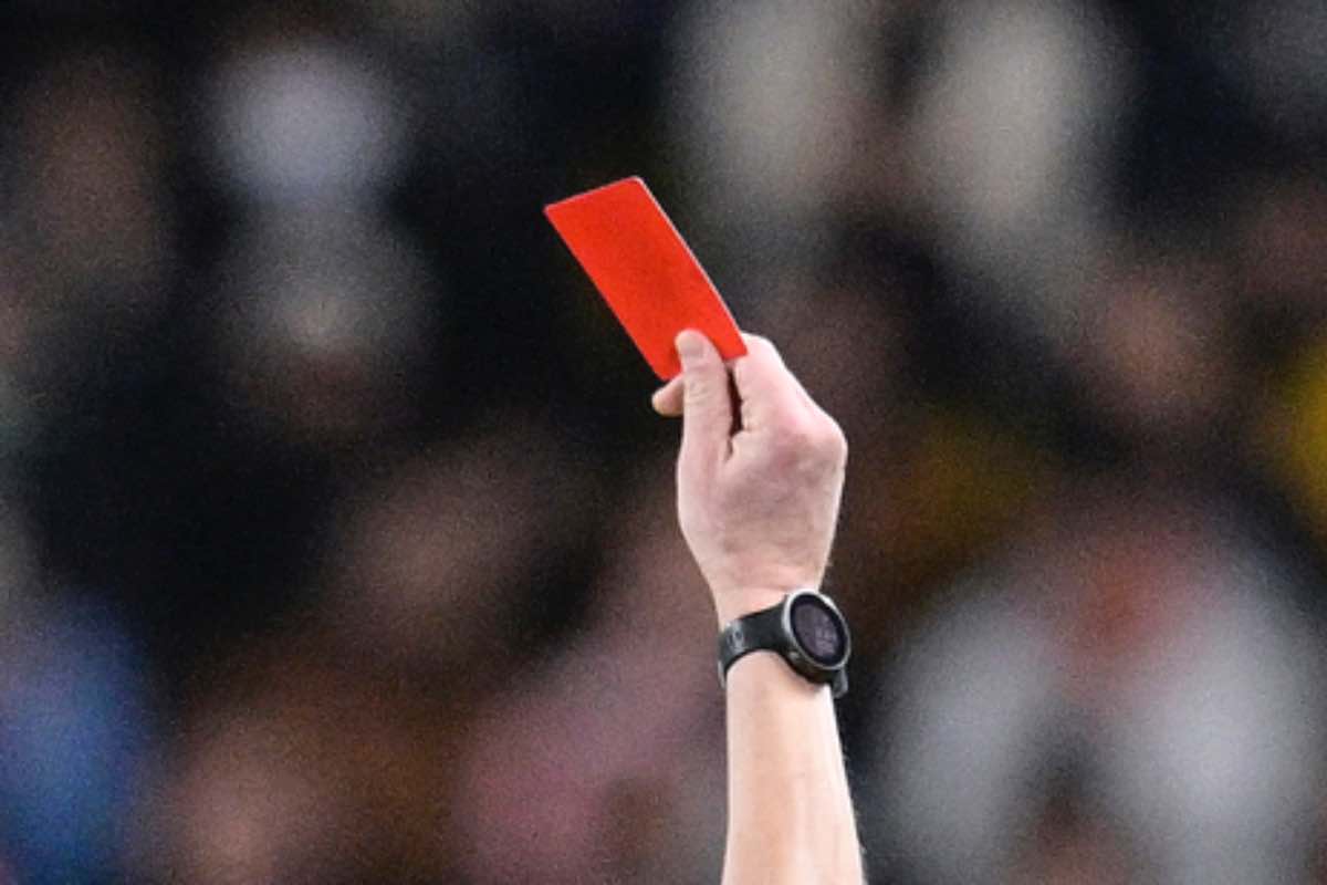 Aggressione all'arbitro e maxi squalifica