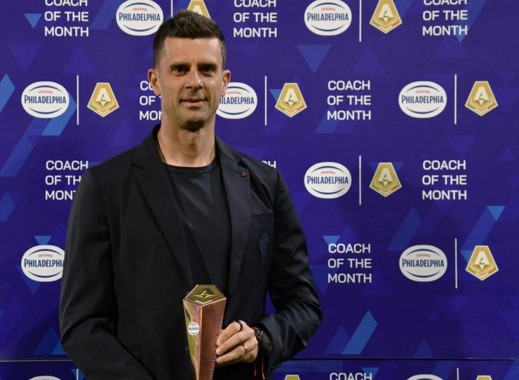 Thiago Motta con il premio allenatore del mese