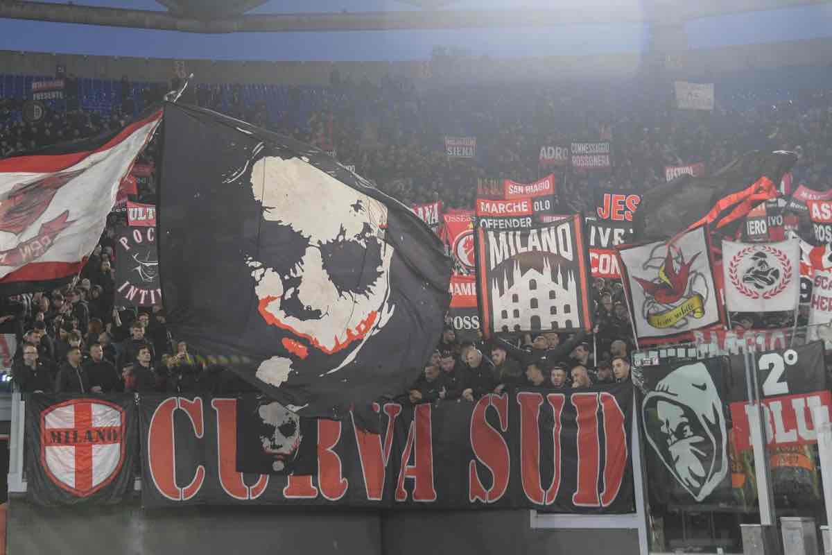 Roma-Milan, scambio fumogeni tra tifosi