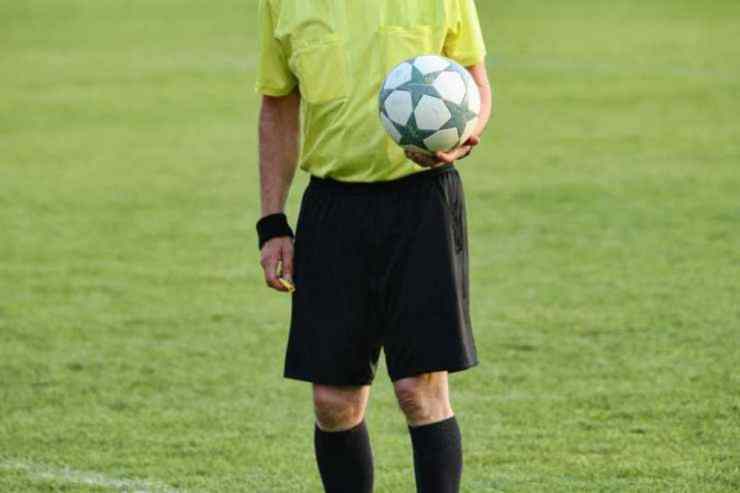 Arbitro investito a fine partita