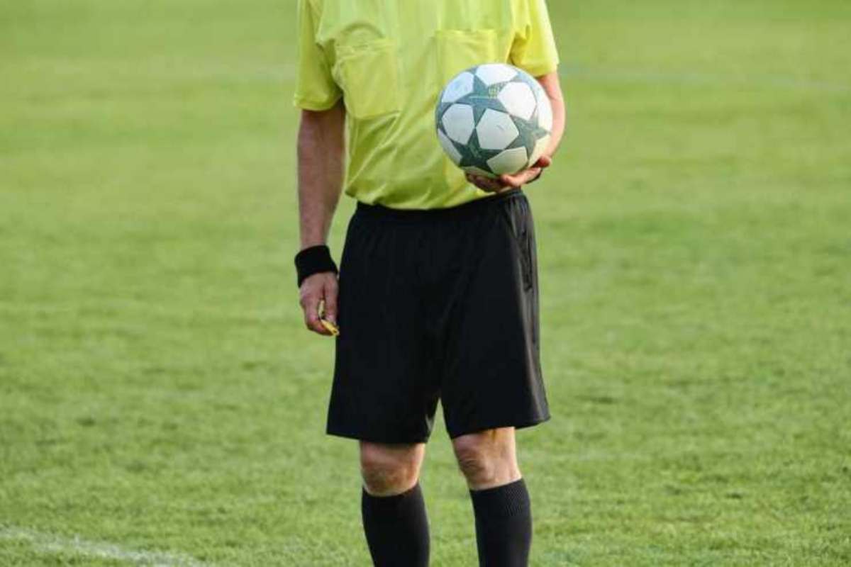 Aggressione all'arbitro e partita sospesa: maxi squalifica