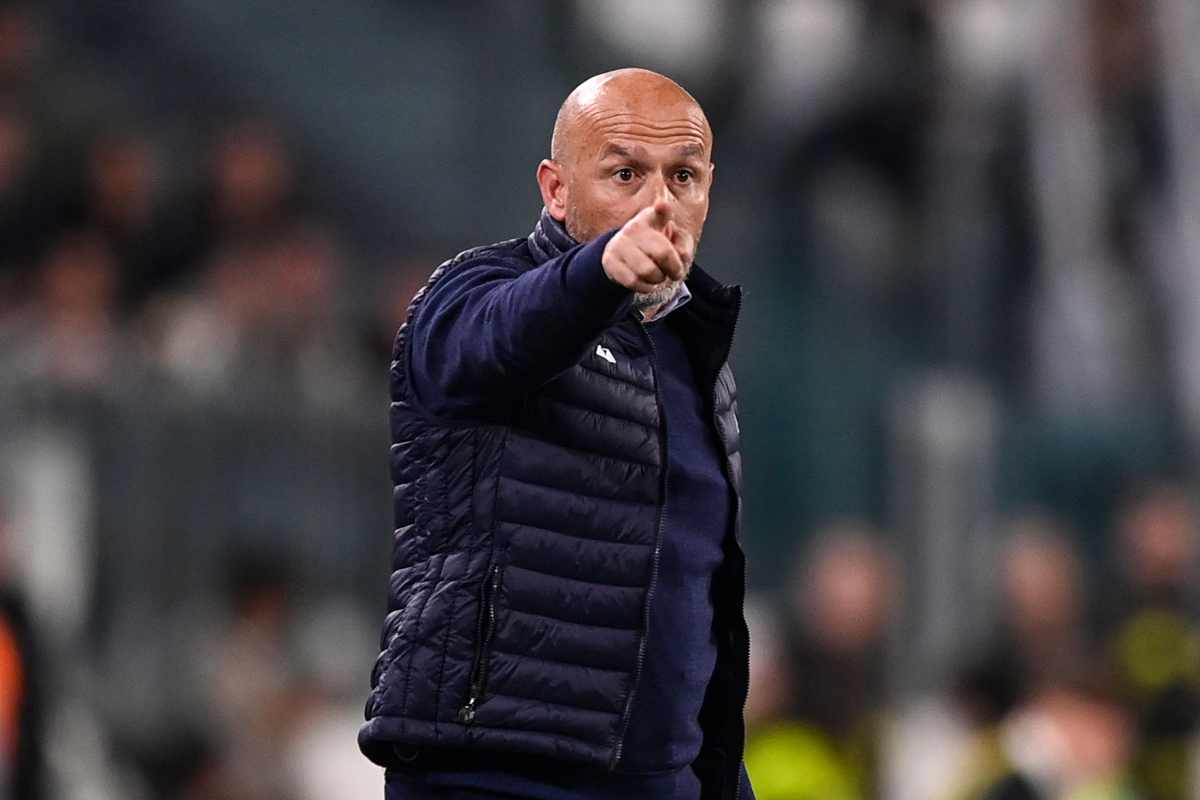 Primo dei due posticipi del lunedì, valido per la trentaduesima giornata del campionato di Serie A, tra la Fiorentina e il Genoa