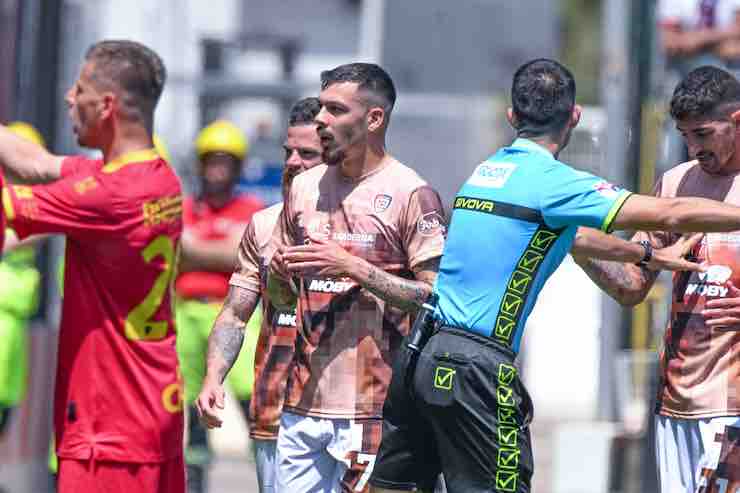 Cagliari-Lecce: caos ed espulsione