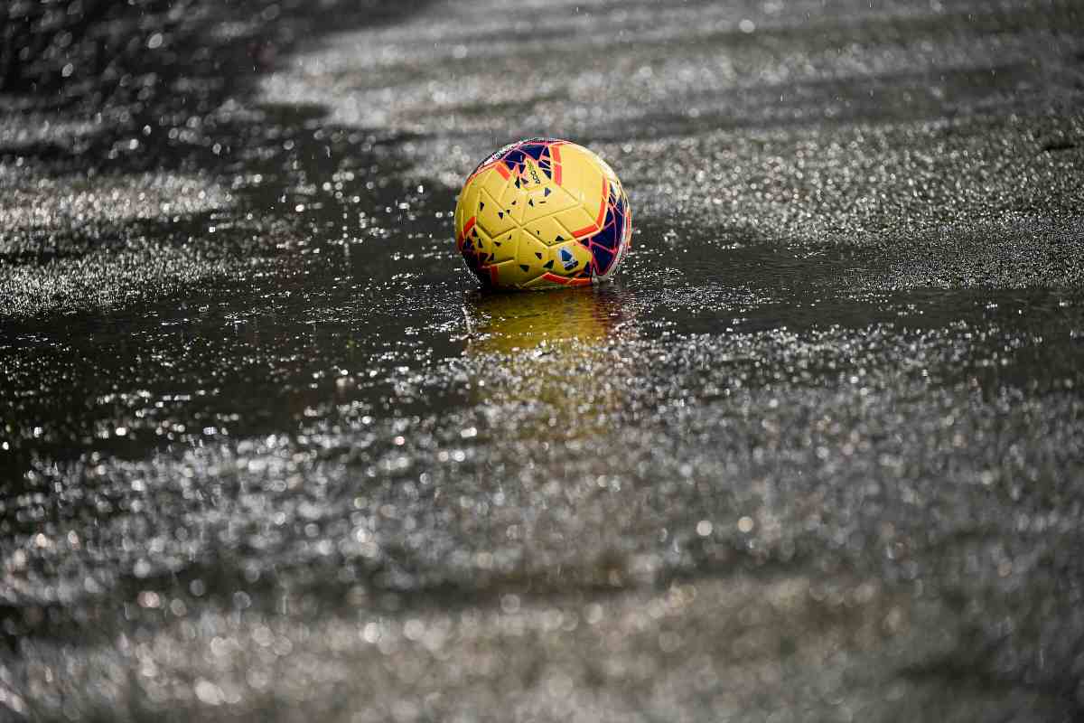 Pallone ufficiale della Serie A su campo allagato