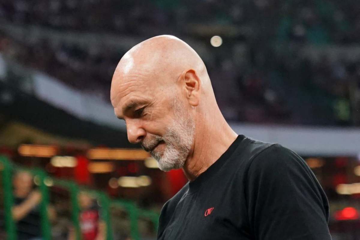 Stefano Pioli con lo sguardo rivolto in basso