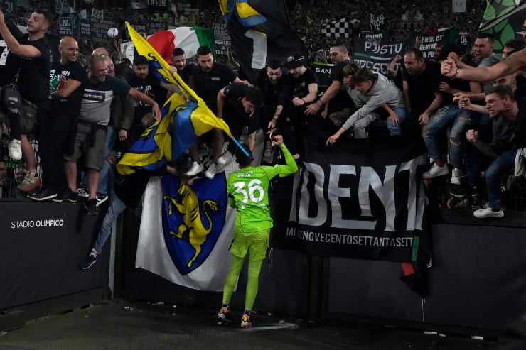 perin sotto la curva juventus con i tifosi