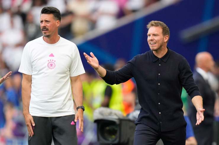 Insulti e irruzione negli spogliatoi