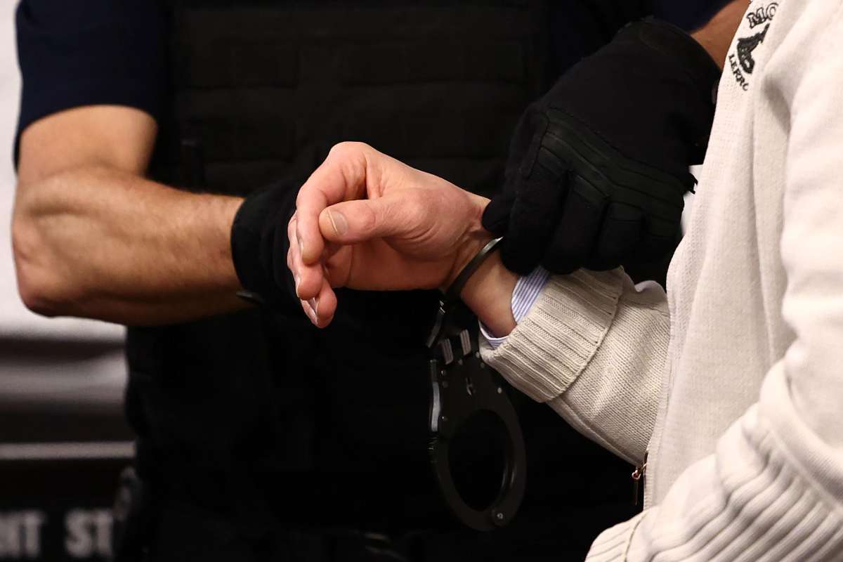 Bomber tratto in arresto per violenza sessuale