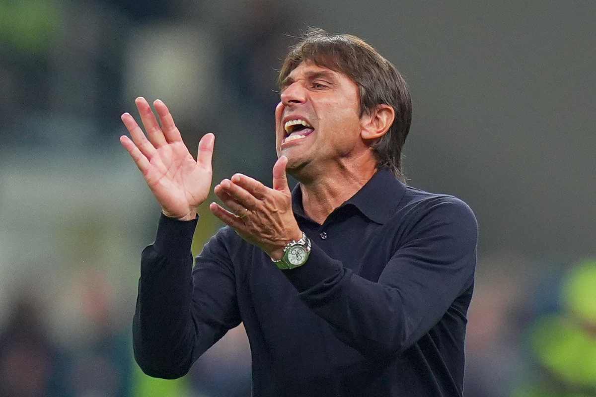 Antonio Conte applaude i calciatori