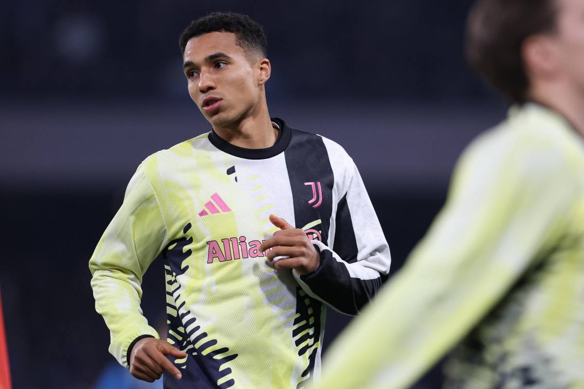 Alberto Costa nel riscaldamento con la Juventus