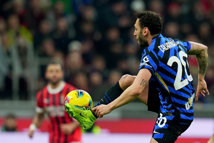 Calhanoglu stoppa la palla nel derby