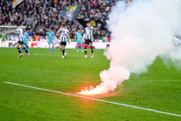 Fumogeno in campo in Udinese-Venezia
