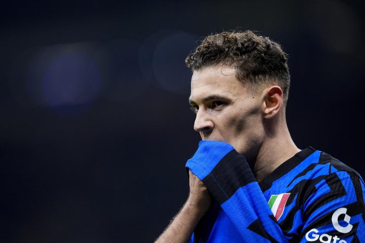 Asllani si asciuga il viso durante Inter-Empoli