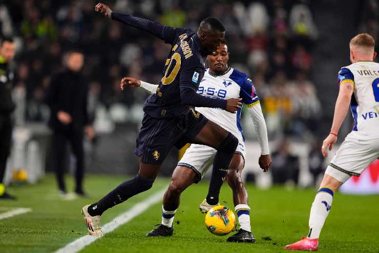 Kolo Muani impegnato in una sortita delle sue contro l'Hellas