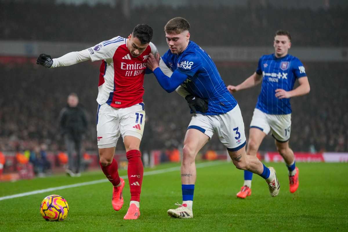 leif davis e gabriel martinelli lottano per il pallone