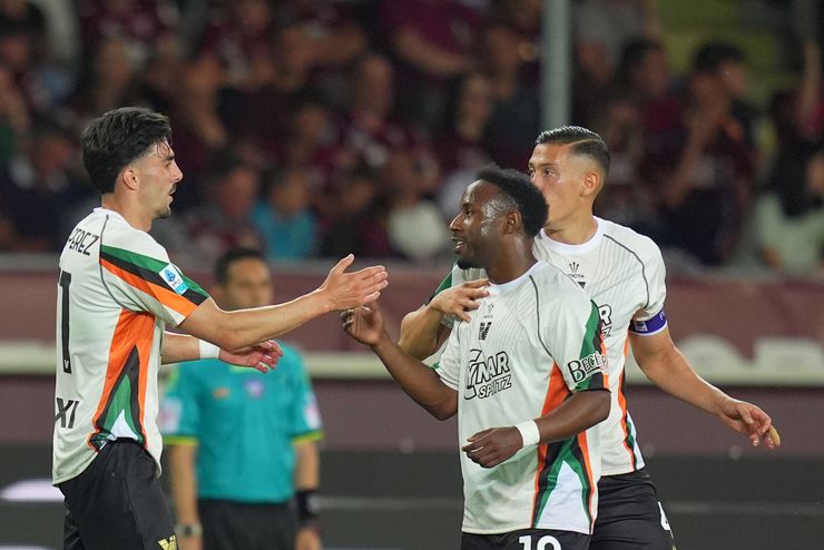 Yeboah e Kike Perez esultano