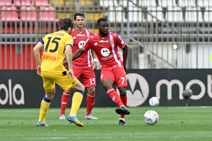 Akpa Akpro contro De Roon