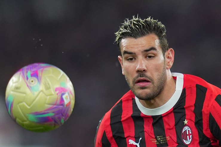 Theo Hernandez in azione