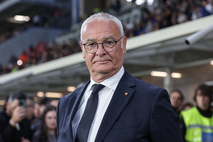 Claudio Ranieri serio in panchina