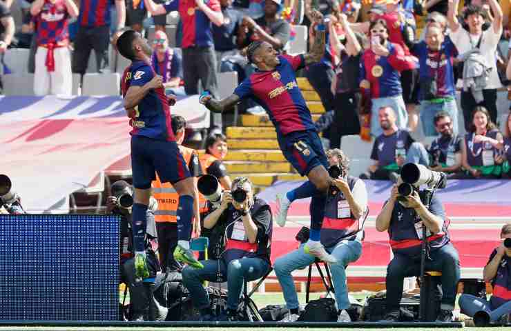 Ferran Torres esulta con Raphinha