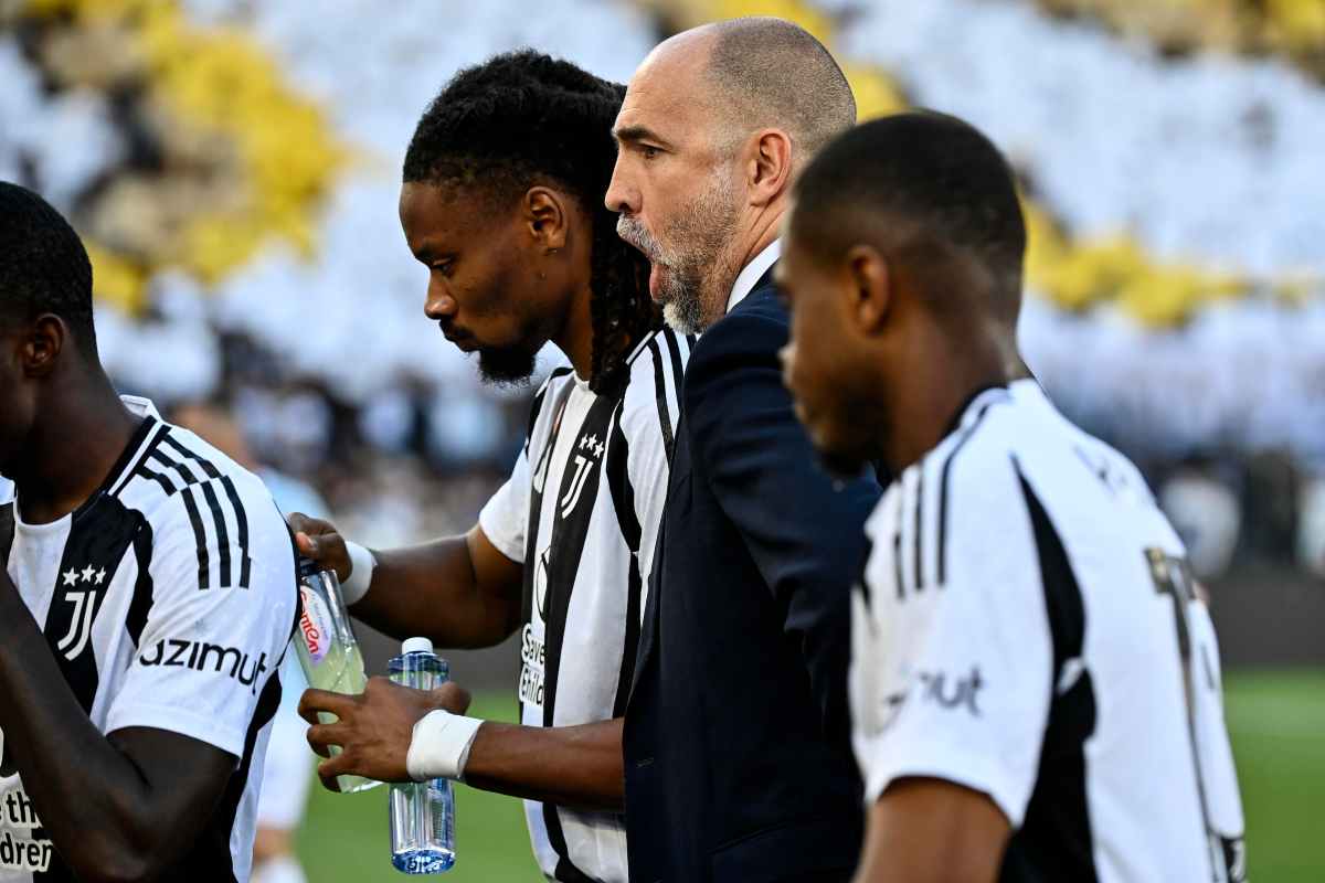 Giocatori della Juventus parlano con l'allenatore Tudor
