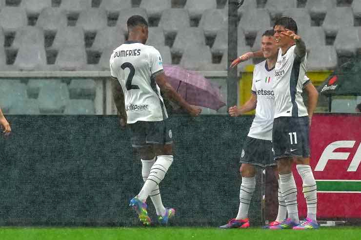 L'Inter festeggia con Asllani dopo il rigore