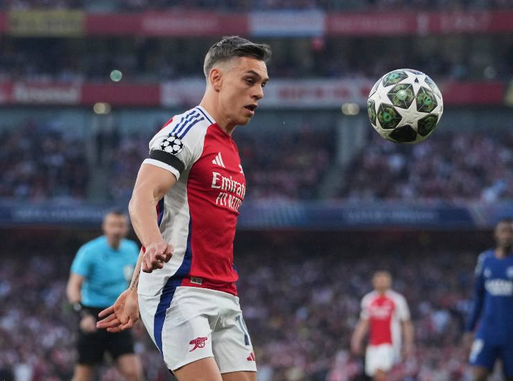 Trossard guarda la palla