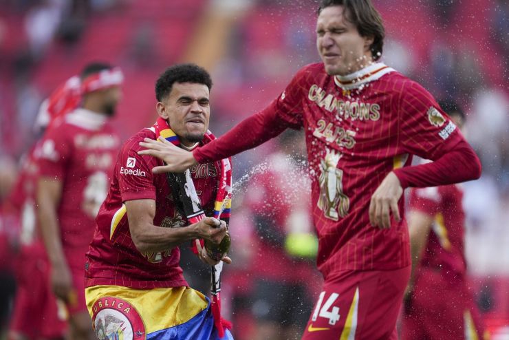 Luis Diaz festeggia con Chiesa la vittoria della Premier