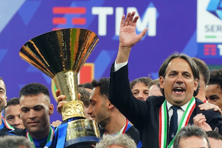 Inzaghi con la squadra durante la cerimonia Scudetto