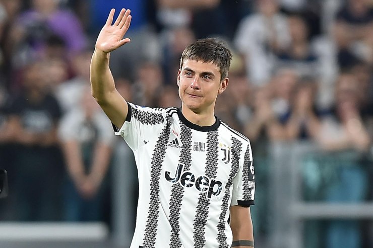 Dybala saluta i tifosi della Juve