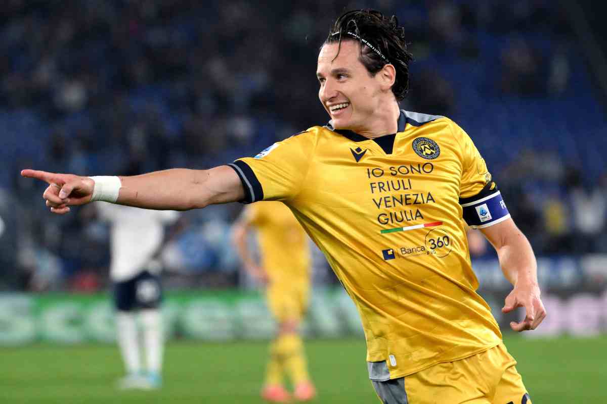 Thauvin esulta dopo un gol