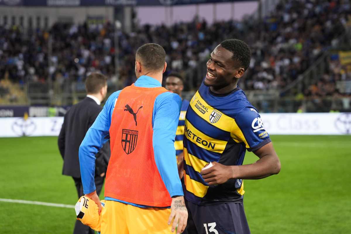 Bonny esulta con i compagni di squadra del Parma