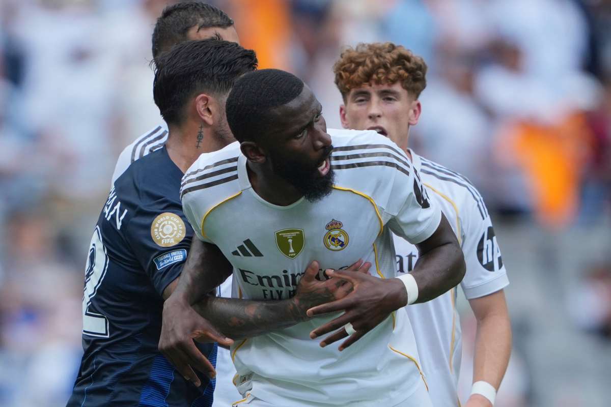 antonio rudiger lotta per il possesso del pallone