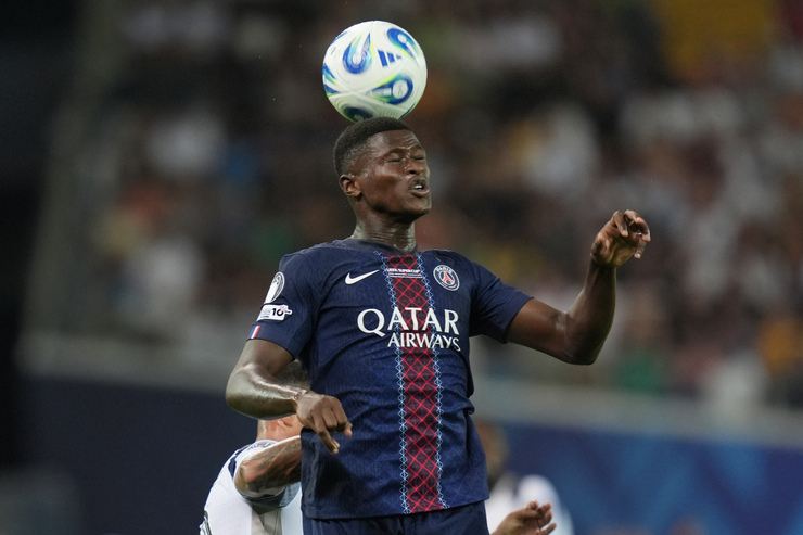 Nuno Mendes colpisce di testa