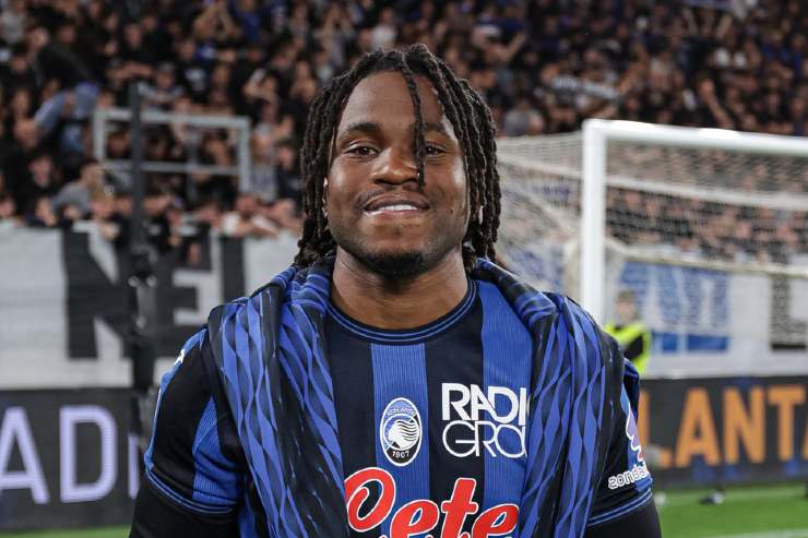 Lookman sorride e riceve l'mvp