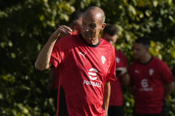 Massimiliano Allegri allenatore del Milan mentre prepara l'allenamento 