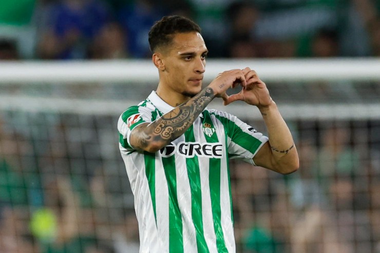 Antony esulta dopo la rete con la maglia del Betis