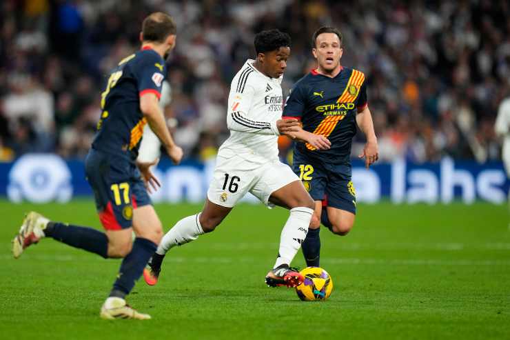 Arthur prova a sradicare il pallone tra i piedi di Endrick