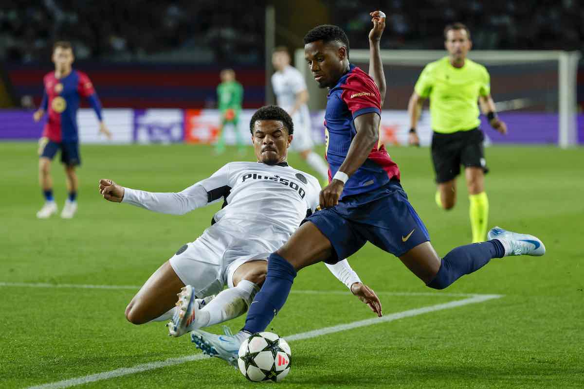 Athekame in azione contro il Barcellona