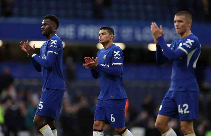 Badiashile saluta i tifosi