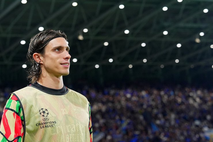 Calafiori in primo piano in campo 