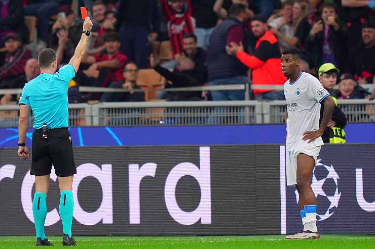 Cartellino rosso estratto dall'arbitro