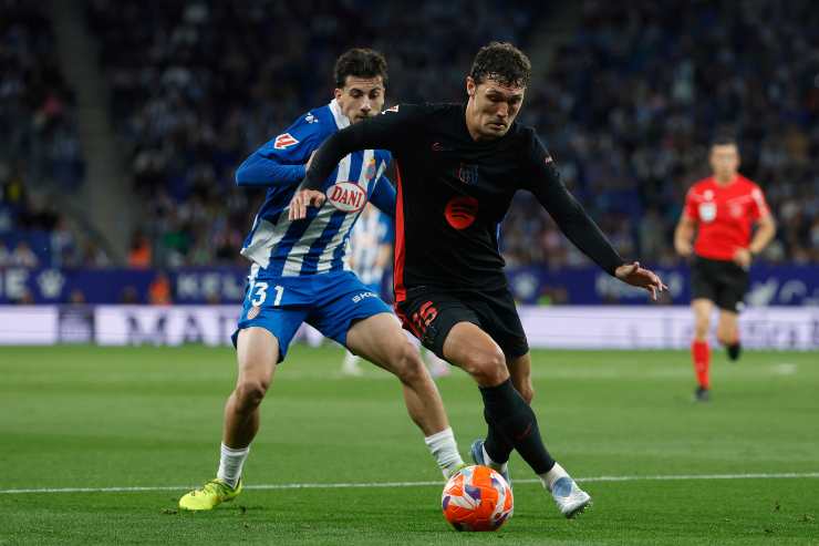 Christensen protette un pallone dall'attacco avversario