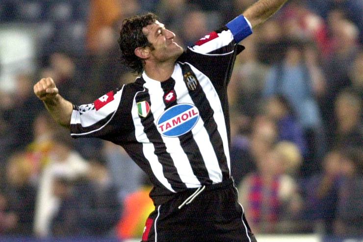 Ciro Ferrara esulta in maglia Juve