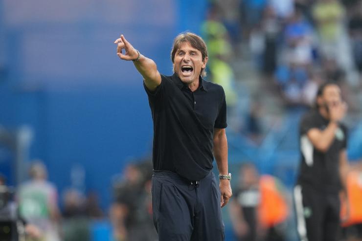 Antonio Conte dà indicazioni a bordo campo