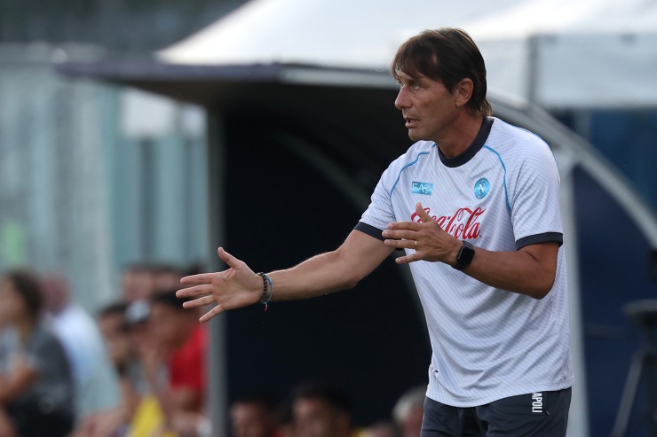 Antonio Conte allenatore del Napoli, dà indicazioni in campo 