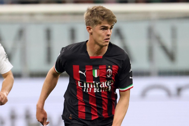 Chalres De Ketelaere in campo in primo piano col Milan