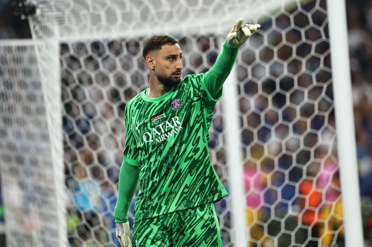 Donnarumma portiere del PSG mentre da indicazioni in campo 