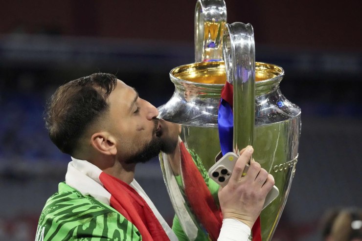 Gianluigi Donnarumma bacia il trofeo della Champions League 
